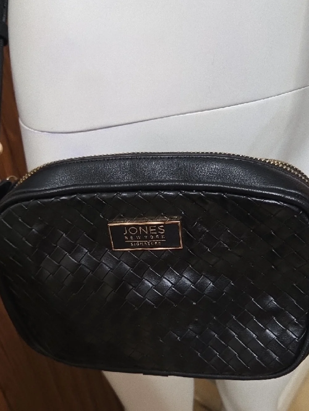 Vitage Jones New York Black Woven Crossbody with Gold Hardware Rn#108833